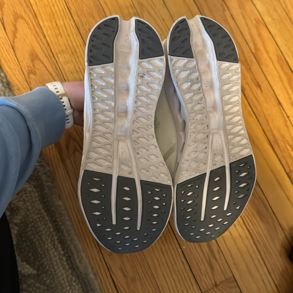 On Cloud White Running Shoes. Size women’s 9.5. Like new. worn once. - Picture 4 of 4